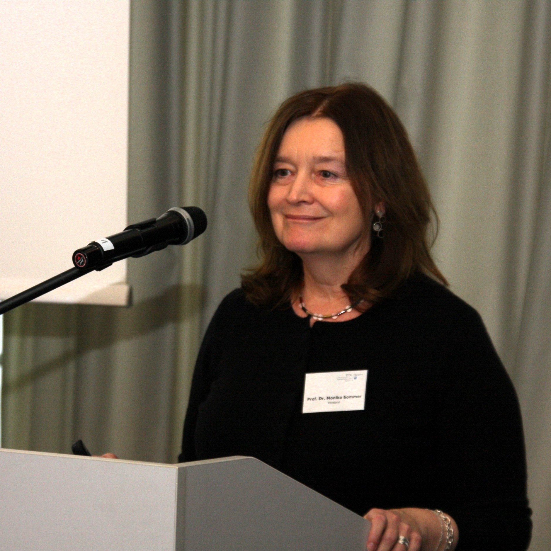 Eine FRau steht am Redepult